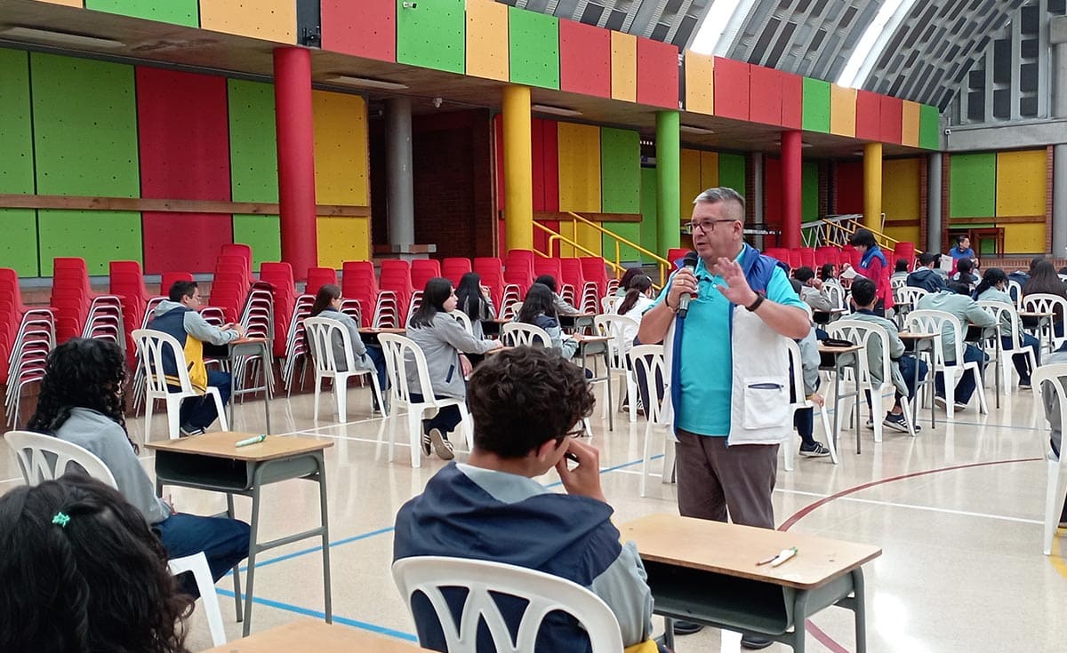 Los estudiantes de grado décimo presentaron las baterías externas de inglés con la Empresa Teaching Training and Testing Services