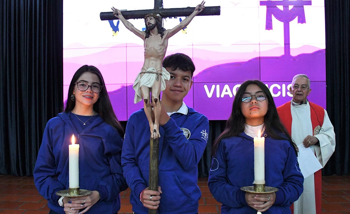 Conmemoración Viacrucis en el Colegio Santa Luisa