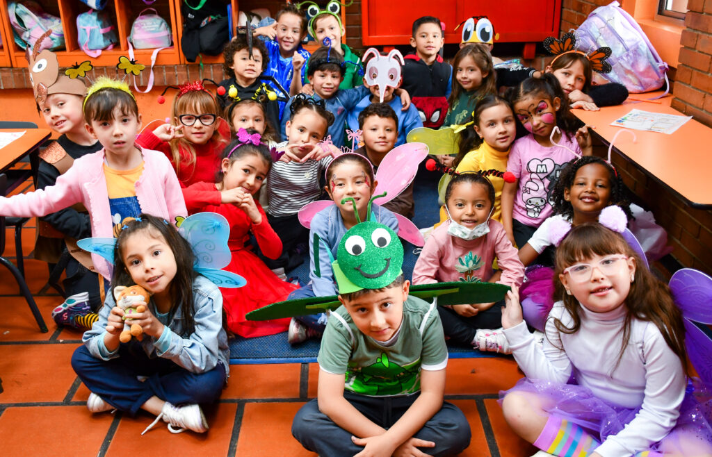 Durante el primer Día Especial, realizado el viernes 13 de marzo, los estudiantes de 1°, 8° y 11° participaron en la jornada de bienestar emocional, un espacio dedicado al reconocimiento y manejo saludable de las emociones. A lo largo de este día, los estudiantes compartieron experiencias y participaron en diversas actividades diseñadas para fortalecer su bienestar emocional, entre ellas espacios de yoga, ambientes sensoriales, sesiones de spa y actividades divertidas, que les permitieron identificar y canalizar sus emociones de manera positiva y creativa. Además, se desarrollaron momentos de reflexión personal y colectiva, orientados a promover el cuidado de sí mismos y la empatía hacia los demás. Esta jornada brindó a los estudiantes herramientas para fortalecer su salud mental y emocional en un ambiente de confianza, apoyo y acompañamiento.