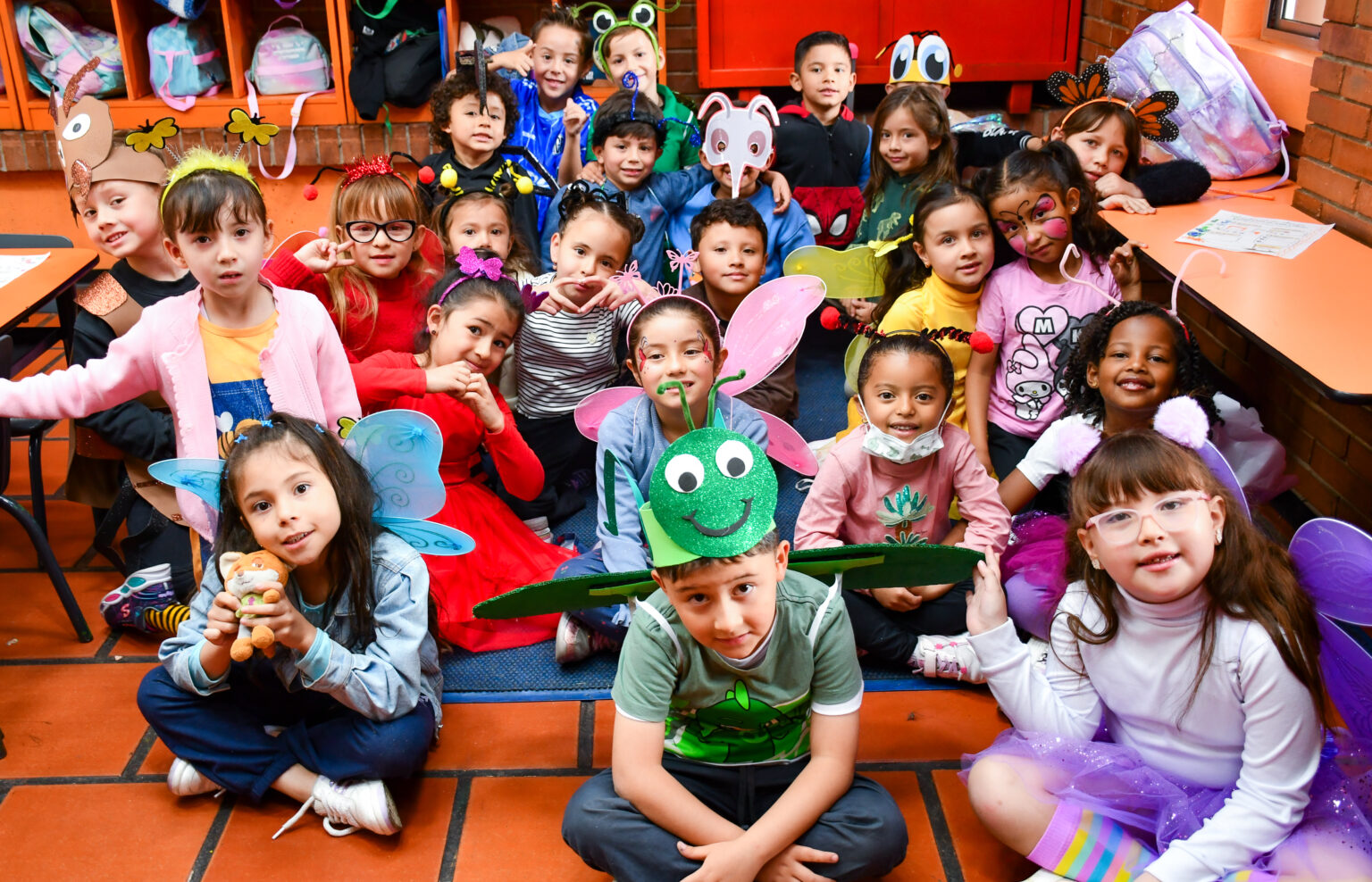 Durante el primer Día Especial, realizado el viernes 13 de marzo, los estudiantes de 1°, 8° y 11° participaron en la jornada de bienestar emocional, un espacio dedicado al reconocimiento y manejo saludable de las emociones. A lo largo de este día, los estudiantes compartieron experiencias y participaron en diversas actividades diseñadas para fortalecer su bienestar emocional, entre ellas espacios de yoga, ambientes sensoriales, sesiones de spa y actividades divertidas, que les permitieron identificar y canalizar sus emociones de manera positiva y creativa. Además, se desarrollaron momentos de reflexión personal y colectiva, orientados a promover el cuidado de sí mismos y la empatía hacia los demás. Esta jornada brindó a los estudiantes herramientas para fortalecer su salud mental y emocional en un ambiente de confianza, apoyo y acompañamiento.