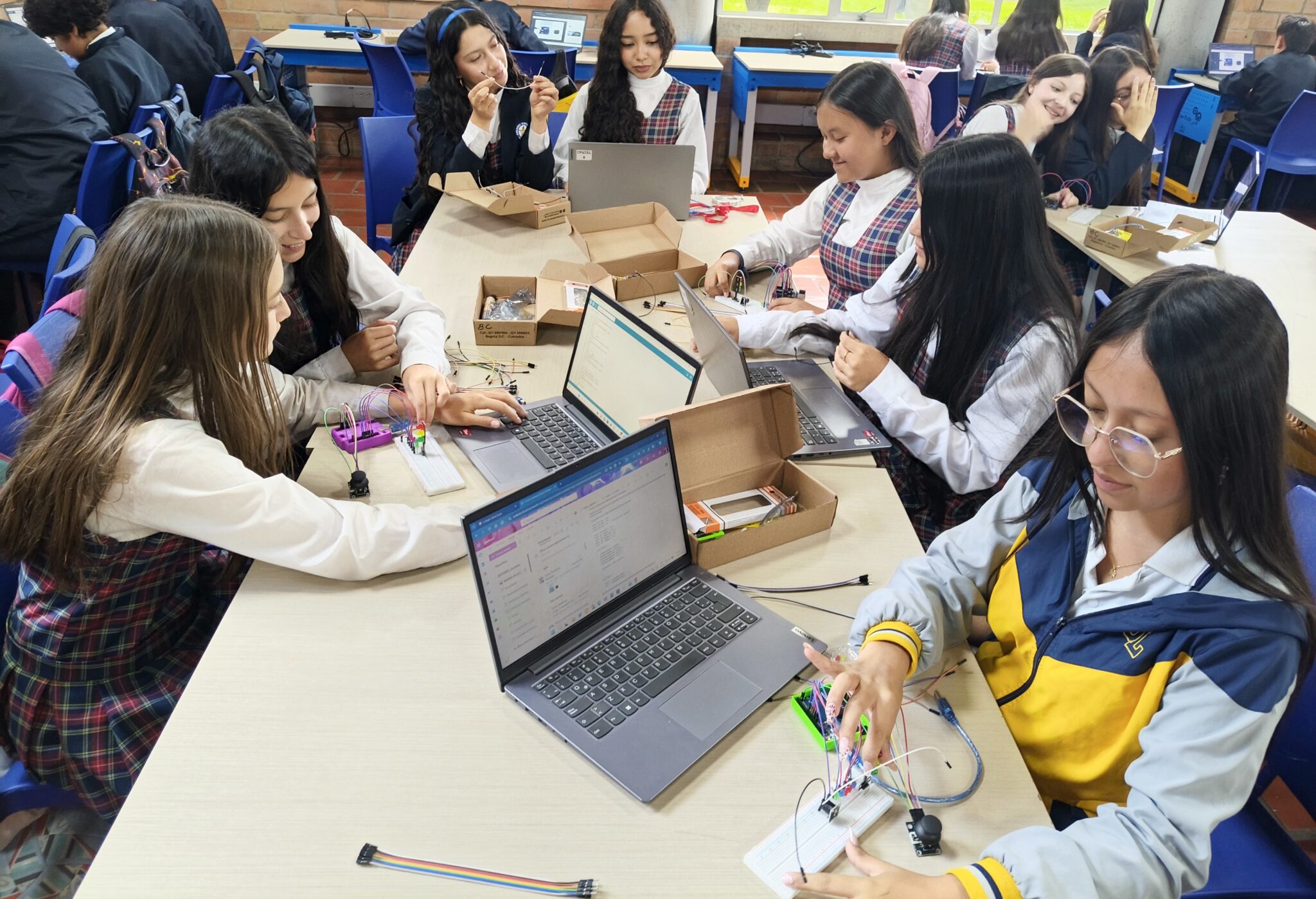 Estudiantes de octavo y undécimo fortalecen sus habilidades en electrónica y programación