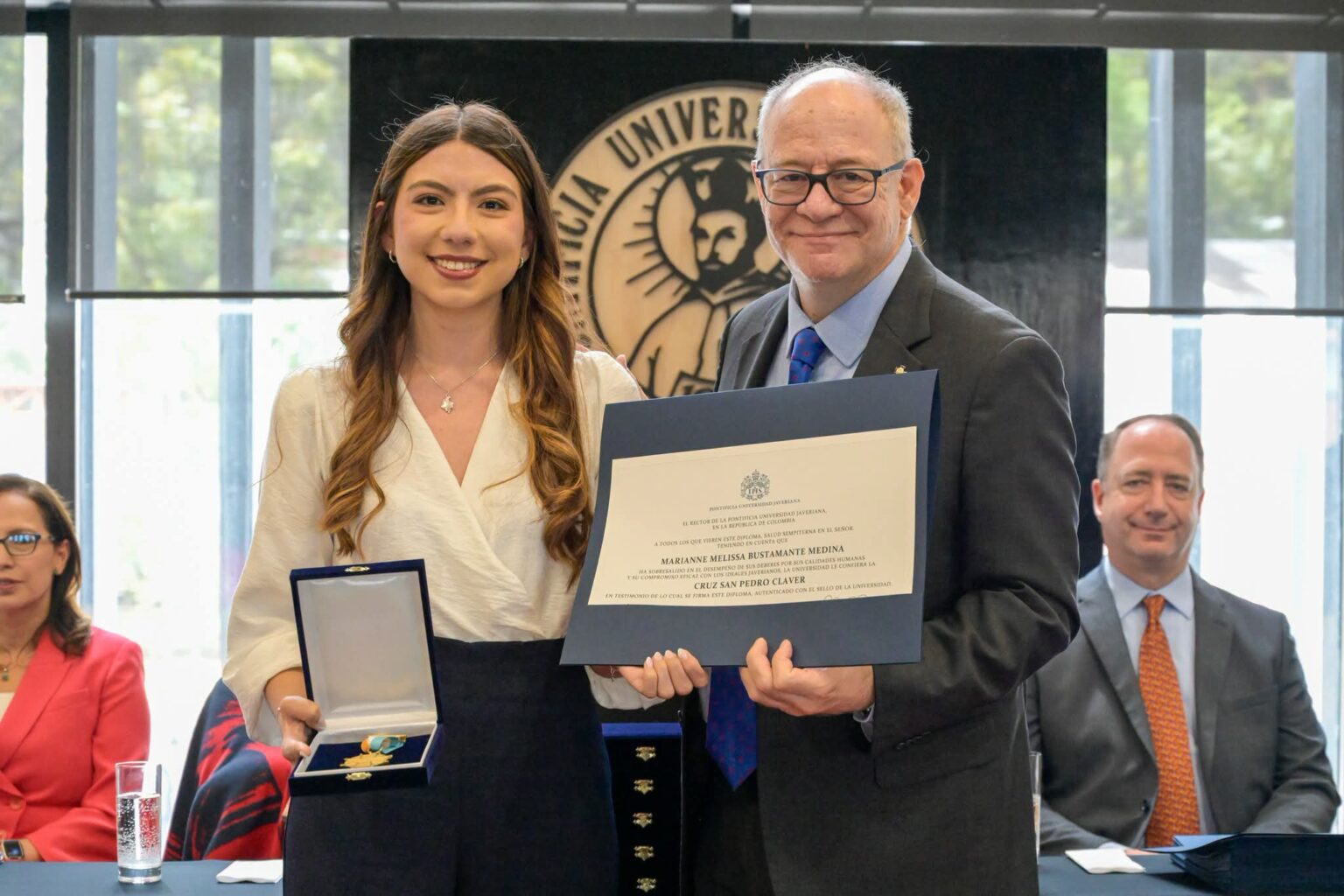 Marianne Melissa Bustamante recibió la Distinción Cruz San Pedro Claver