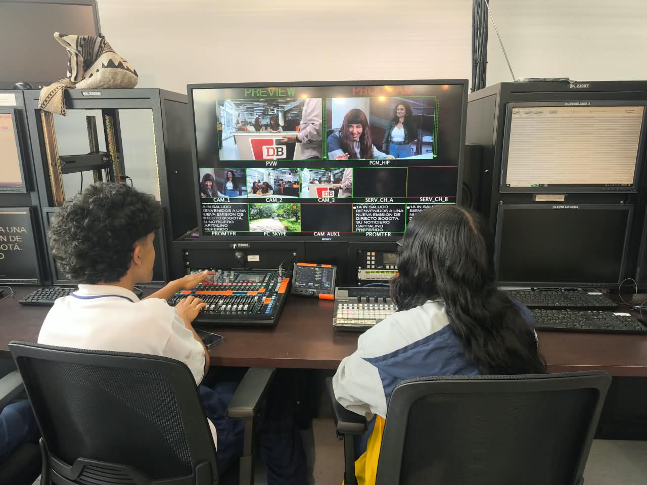Estudiantes de Comunicación Social fortalecen sus competencias periodísticas en el Centro Ático de la Universidad Javeriana