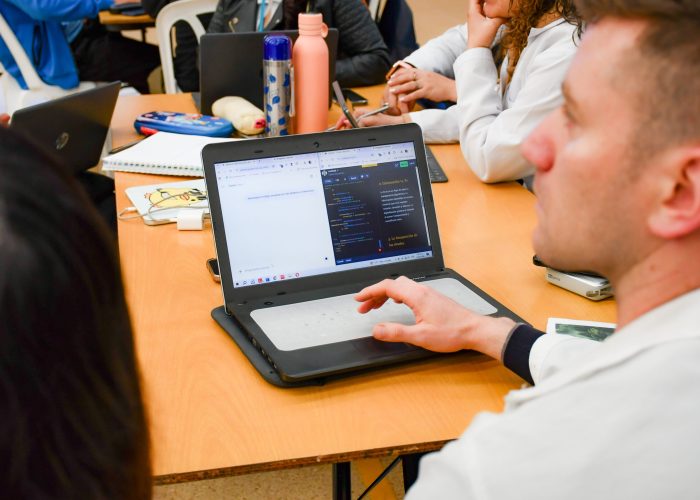 Maestros fortalecen sus competencias en inteligencia artificial para innovar en el aula