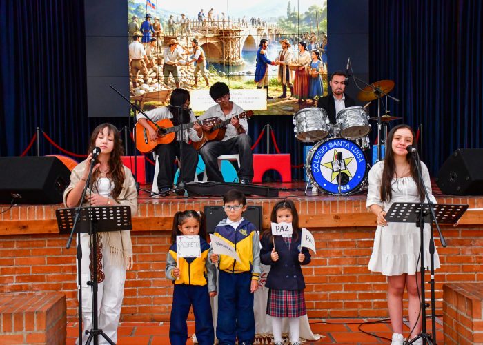 Ciclos I y V rindieron un emotivo homenaje en conmemoración de la Batalla de Boyacá y el cumpleaños de Bogotá