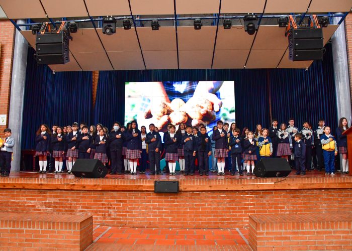 Ciclos I y V rindieron un emotivo homenaje en conmemoración de la Batalla de Boyacá y el cumpleaños de Bogotá