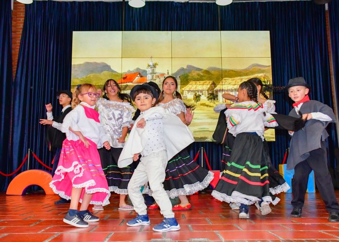 Ciclos I y V rindieron un emotivo homenaje en conmemoración de la Batalla de Boyacá y el cumpleaños de Bogotá