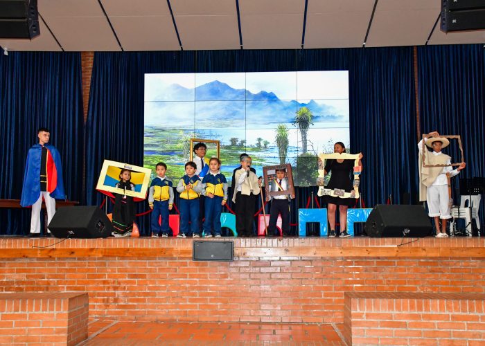 Ciclos I y V rindieron un emotivo homenaje en conmemoración de la Batalla de Boyacá y el cumpleaños de Bogotá