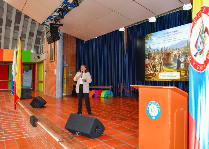 Ciclos I y V rindieron un emotivo homenaje en conmemoración de la Batalla de Boyacá y el cumpleaños de Bogotá