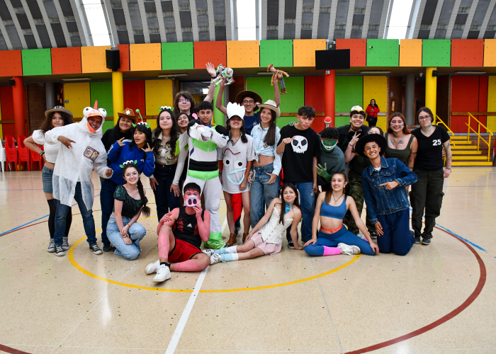 Este viernes 4 de abril, los estudiantes de los grados 1°, 5°, 9° y 11° participaron en la jornada de bienestar emocional, en donde compartieron sus emociones y aprendieron a canalizarlas de manera saludable a través de diversas actividades. Se realizaron espacios de yoga, ambientes sensoriales, sesiones de spa, y actividades de comedia, que les ayudaron a identificar y gestionar sus emociones de forma divertida y educativa. Además, se llevaron a cabo espacios de reflexión, cuyo objetivo fue promover el cuidado y el reconocimiento de sí mismos, así como la importancia de la empatía hacia los demás. Esta jornada se destacó por su enfoque integral en el bienestar emocional, brindando a los estudiantes herramientas para fortalecer su salud mental y emocional en un ambiente de apoyo y comprensión.