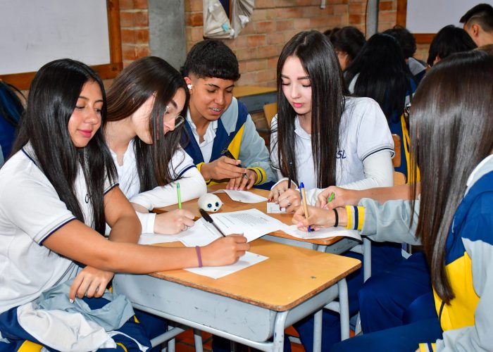 Los estudiantes de grado décimo participaron en una jornada de orientación vocacional y profesional
