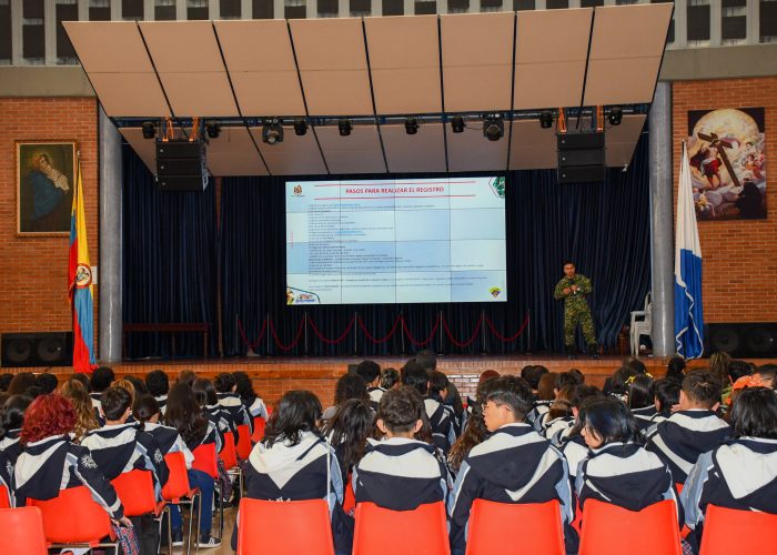 Colegio Santa Luisa orienta a estudiantes y familias sobre el servicio militar en Colombia