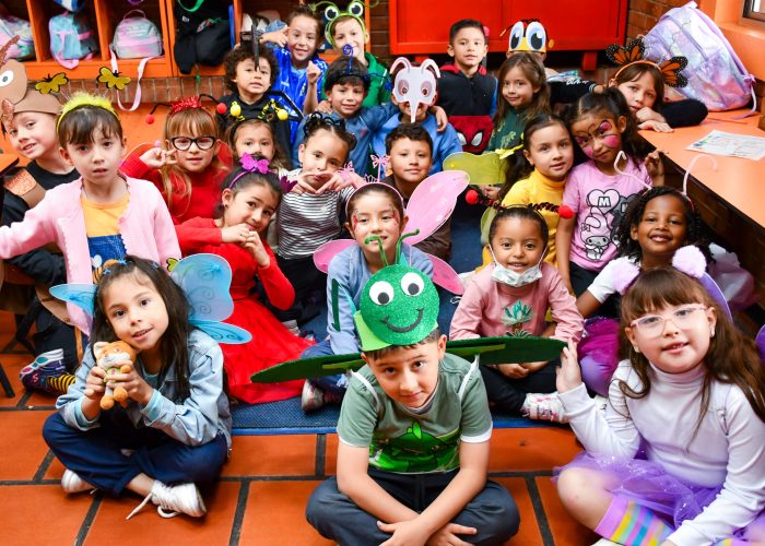 Durante el primer Día Especial, realizado el viernes 13 de marzo, los estudiantes de 1°, 8° y 11° participaron en la jornada de bienestar emocional, un espacio dedicado al reconocimiento y manejo saludable de las emociones. A lo largo de este día, los estudiantes compartieron experiencias y participaron en diversas actividades diseñadas para fortalecer su bienestar emocional, entre ellas espacios de yoga, ambientes sensoriales, sesiones de spa y actividades divertidas, que les permitieron identificar y canalizar sus emociones de manera positiva y creativa. Además, se desarrollaron momentos de reflexión personal y colectiva, orientados a promover el cuidado de sí mismos y la empatía hacia los demás. Esta jornada brindó a los estudiantes herramientas para fortalecer su salud mental y emocional en un ambiente de confianza, apoyo y acompañamiento.