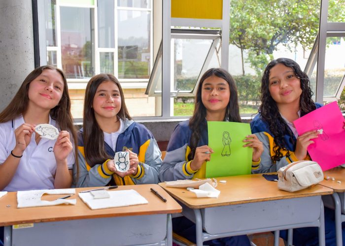 Durante el primer Día Especial, realizado el viernes 13 de marzo, los estudiantes de 1°, 8° y 11° participaron en la jornada de bienestar emocional, un espacio dedicado al reconocimiento y manejo saludable de las emociones. A lo largo de este día, los estudiantes compartieron experiencias y participaron en diversas actividades diseñadas para fortalecer su bienestar emocional, entre ellas espacios de yoga, ambientes sensoriales, sesiones de spa y actividades divertidas, que les permitieron identificar y canalizar sus emociones de manera positiva y creativa. Además, se desarrollaron momentos de reflexión personal y colectiva, orientados a promover el cuidado de sí mismos y la empatía hacia los demás. Esta jornada brindó a los estudiantes herramientas para fortalecer su salud mental y emocional en un ambiente de confianza, apoyo y acompañamiento.