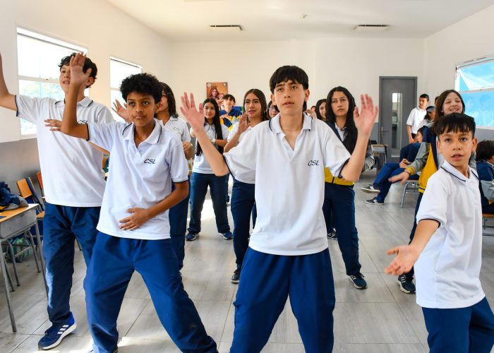 Durante el primer Día Especial, realizado el viernes 13 de marzo, los estudiantes de 1°, 8° y 11° participaron en la jornada de bienestar emocional, un espacio dedicado al reconocimiento y manejo saludable de las emociones. A lo largo de este día, los estudiantes compartieron experiencias y participaron en diversas actividades diseñadas para fortalecer su bienestar emocional, entre ellas espacios de yoga, ambientes sensoriales, sesiones de spa y actividades divertidas, que les permitieron identificar y canalizar sus emociones de manera positiva y creativa. Además, se desarrollaron momentos de reflexión personal y colectiva, orientados a promover el cuidado de sí mismos y la empatía hacia los demás. Esta jornada brindó a los estudiantes herramientas para fortalecer su salud mental y emocional en un ambiente de confianza, apoyo y acompañamiento.