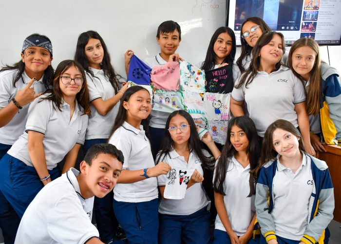 Durante el primer Día Especial, realizado el viernes 13 de marzo, los estudiantes de 1°, 8° y 11° participaron en la jornada de bienestar emocional, un espacio dedicado al reconocimiento y manejo saludable de las emociones. A lo largo de este día, los estudiantes compartieron experiencias y participaron en diversas actividades diseñadas para fortalecer su bienestar emocional, entre ellas espacios de yoga, ambientes sensoriales, sesiones de spa y actividades divertidas, que les permitieron identificar y canalizar sus emociones de manera positiva y creativa. Además, se desarrollaron momentos de reflexión personal y colectiva, orientados a promover el cuidado de sí mismos y la empatía hacia los demás. Esta jornada brindó a los estudiantes herramientas para fortalecer su salud mental y emocional en un ambiente de confianza, apoyo y acompañamiento.