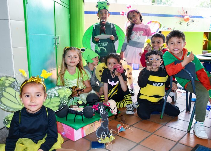 Durante el primer Día Especial, realizado el viernes 13 de marzo, los estudiantes de 1°, 8° y 11° participaron en la jornada de bienestar emocional, un espacio dedicado al reconocimiento y manejo saludable de las emociones. A lo largo de este día, los estudiantes compartieron experiencias y participaron en diversas actividades diseñadas para fortalecer su bienestar emocional, entre ellas espacios de yoga, ambientes sensoriales, sesiones de spa y actividades divertidas, que les permitieron identificar y canalizar sus emociones de manera positiva y creativa. Además, se desarrollaron momentos de reflexión personal y colectiva, orientados a promover el cuidado de sí mismos y la empatía hacia los demás. Esta jornada brindó a los estudiantes herramientas para fortalecer su salud mental y emocional en un ambiente de confianza, apoyo y acompañamiento.