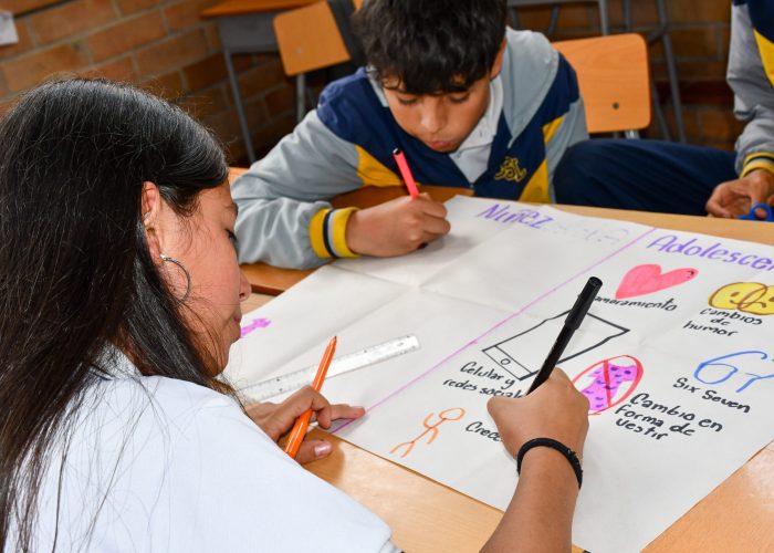 Durante el primer Día Especial, realizado el viernes 13 de marzo, los estudiantes de 1°, 8° y 11° participaron en la jornada de bienestar emocional, un espacio dedicado al reconocimiento y manejo saludable de las emociones. A lo largo de este día, los estudiantes compartieron experiencias y participaron en diversas actividades diseñadas para fortalecer su bienestar emocional, entre ellas espacios de yoga, ambientes sensoriales, sesiones de spa y actividades divertidas, que les permitieron identificar y canalizar sus emociones de manera positiva y creativa. Además, se desarrollaron momentos de reflexión personal y colectiva, orientados a promover el cuidado de sí mismos y la empatía hacia los demás. Esta jornada brindó a los estudiantes herramientas para fortalecer su salud mental y emocional en un ambiente de confianza, apoyo y acompañamiento.
