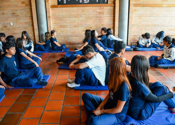 Durante el primer Día Especial, realizado el viernes 13 de marzo, los estudiantes de 1°, 8° y 11° participaron en la jornada de bienestar emocional, un espacio dedicado al reconocimiento y manejo saludable de las emociones. A lo largo de este día, los estudiantes compartieron experiencias y participaron en diversas actividades diseñadas para fortalecer su bienestar emocional, entre ellas espacios de yoga, ambientes sensoriales, sesiones de spa y actividades divertidas, que les permitieron identificar y canalizar sus emociones de manera positiva y creativa. Además, se desarrollaron momentos de reflexión personal y colectiva, orientados a promover el cuidado de sí mismos y la empatía hacia los demás. Esta jornada brindó a los estudiantes herramientas para fortalecer su salud mental y emocional en un ambiente de confianza, apoyo y acompañamiento.