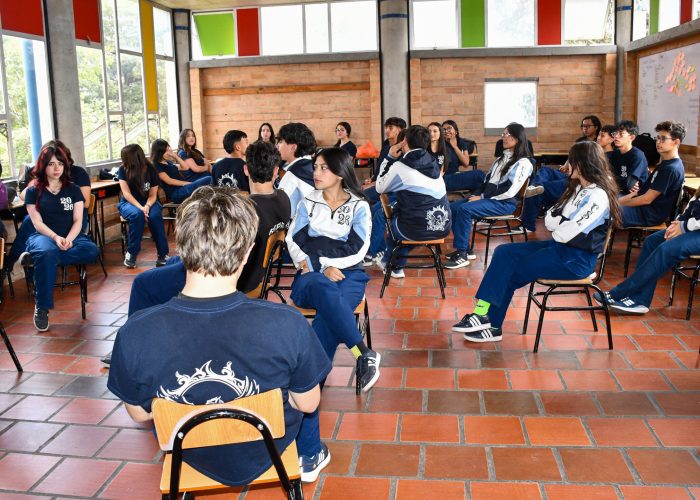 Durante el primer Día Especial, realizado el viernes 13 de marzo, los estudiantes de 1°, 8° y 11° participaron en la jornada de bienestar emocional, un espacio dedicado al reconocimiento y manejo saludable de las emociones. A lo largo de este día, los estudiantes compartieron experiencias y participaron en diversas actividades diseñadas para fortalecer su bienestar emocional, entre ellas espacios de yoga, ambientes sensoriales, sesiones de spa y actividades divertidas, que les permitieron identificar y canalizar sus emociones de manera positiva y creativa. Además, se desarrollaron momentos de reflexión personal y colectiva, orientados a promover el cuidado de sí mismos y la empatía hacia los demás. Esta jornada brindó a los estudiantes herramientas para fortalecer su salud mental y emocional en un ambiente de confianza, apoyo y acompañamiento.