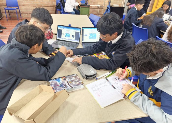 Estudiantes de octavo y undécimo fortalecen sus habilidades en electrónica y programación