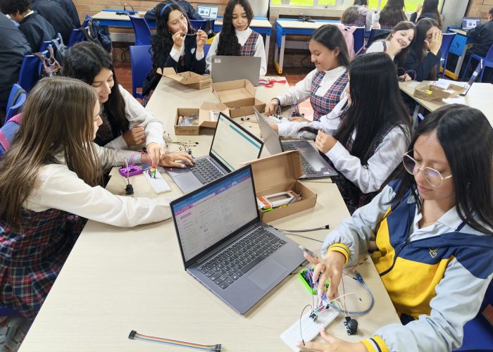 Estudiantes de octavo y undécimo fortalecen sus habilidades en electrónica y programación