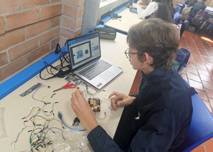Estudiantes de octavo y undécimo fortalecen sus habilidades en electrónica y programación