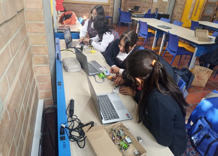 Estudiantes de octavo y undécimo fortalecen sus habilidades en electrónica y programación