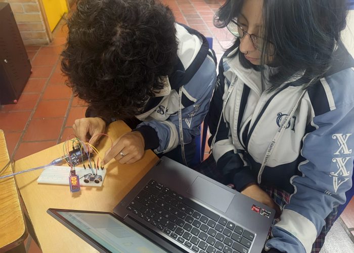 Estudiantes de octavo y undécimo fortalecen sus habilidades en electrónica y programación