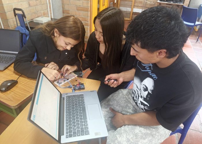Estudiantes de octavo y undécimo fortalecen sus habilidades en electrónica y programación