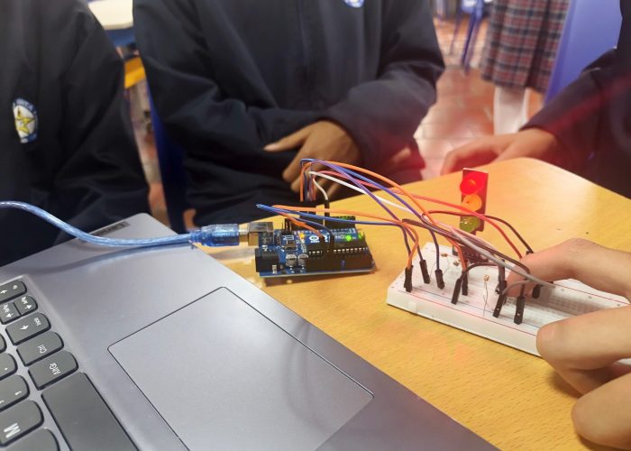 Estudiantes de octavo y undécimo fortalecen sus habilidades en electrónica y programación