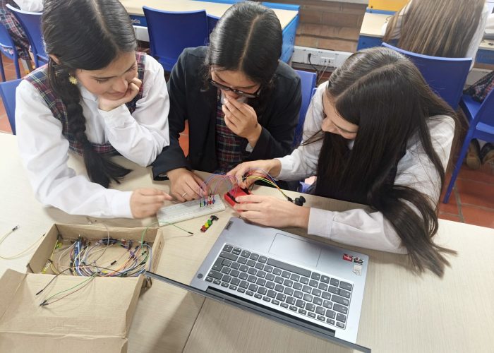 Estudiantes de octavo y undécimo fortalecen sus habilidades en electrónica y programación