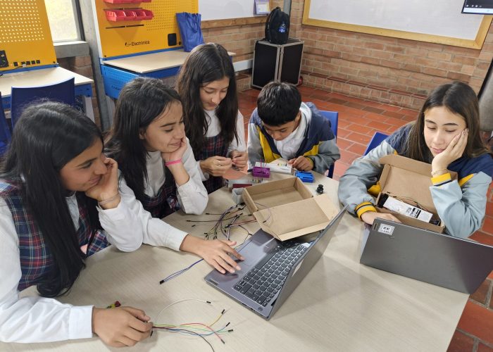 Estudiantes de octavo y undécimo fortalecen sus habilidades en electrónica y programación