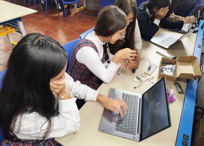 Estudiantes de octavo y undécimo fortalecen sus habilidades en electrónica y programación