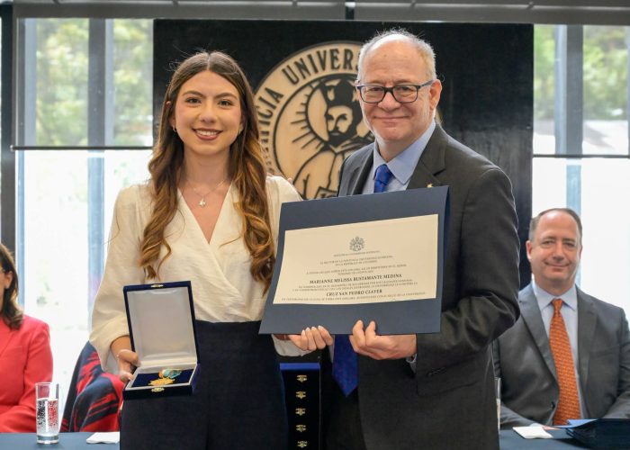Marianne Melissa Bustamante recibió la Distinción Cruz San Pedro Claver