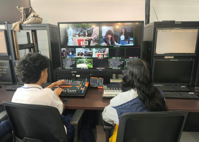 Estudiantes de Comunicación Social fortalecen sus competencias periodísticas en el Centro Ático de la Universidad Javeriana