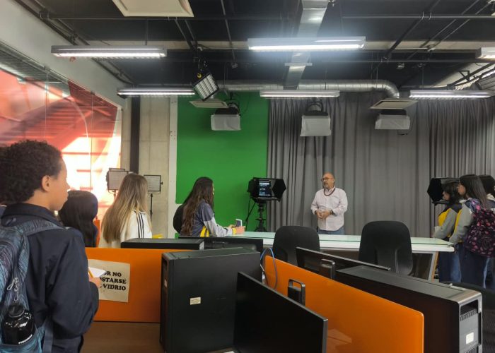 Estudiantes de Comunicación Social fortalecen sus competencias periodísticas en el Centro Ático de la Universidad Javeriana