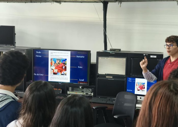 Estudiantes de Comunicación Social fortalecen sus competencias periodísticas en el Centro Ático de la Universidad Javeriana