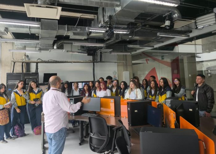 Estudiantes de Comunicación Social fortalecen sus competencias periodísticas en el Centro Ático de la Universidad Javeriana