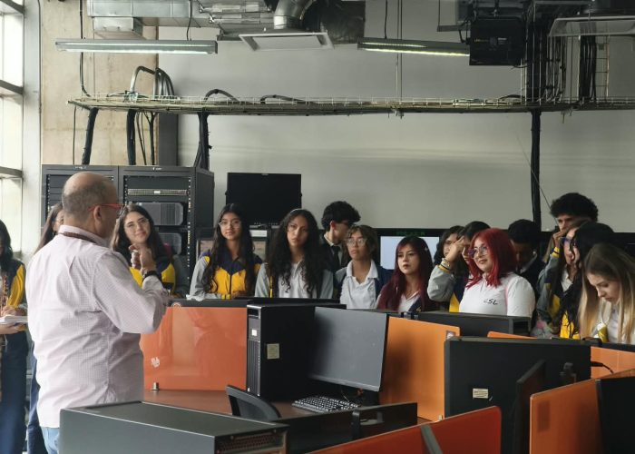 Estudiantes de Comunicación Social fortalecen sus competencias periodísticas en el Centro Ático de la Universidad Javeriana