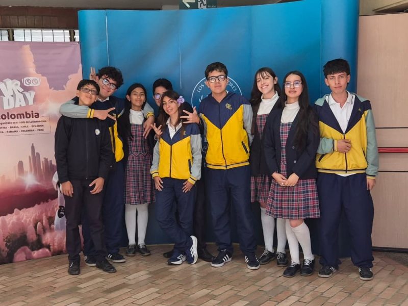 Estudiantes de 10° participaron en la conferencia del Día Mundial de la Realidad Virtual