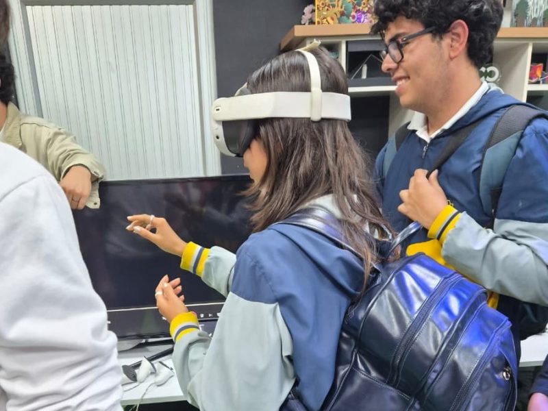 Estudiantes de 10° participaron en la conferencia del Día Mundial de la Realidad Virtual