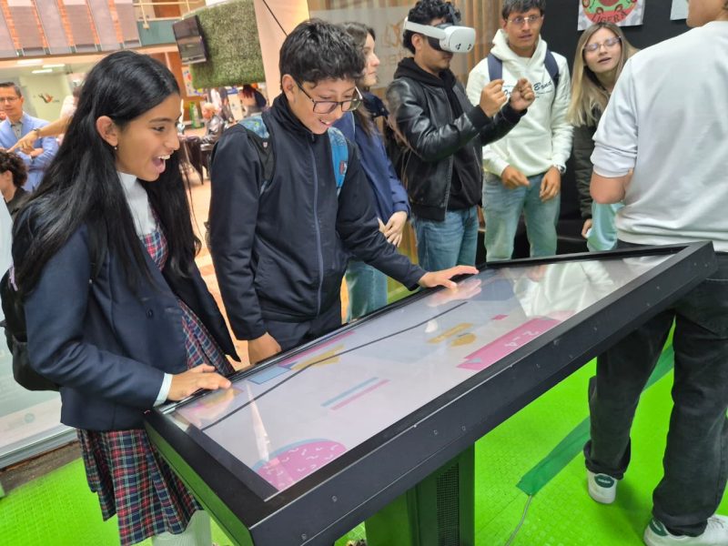 Estudiantes de 10° participaron en la conferencia del Día Mundial de la Realidad Virtual