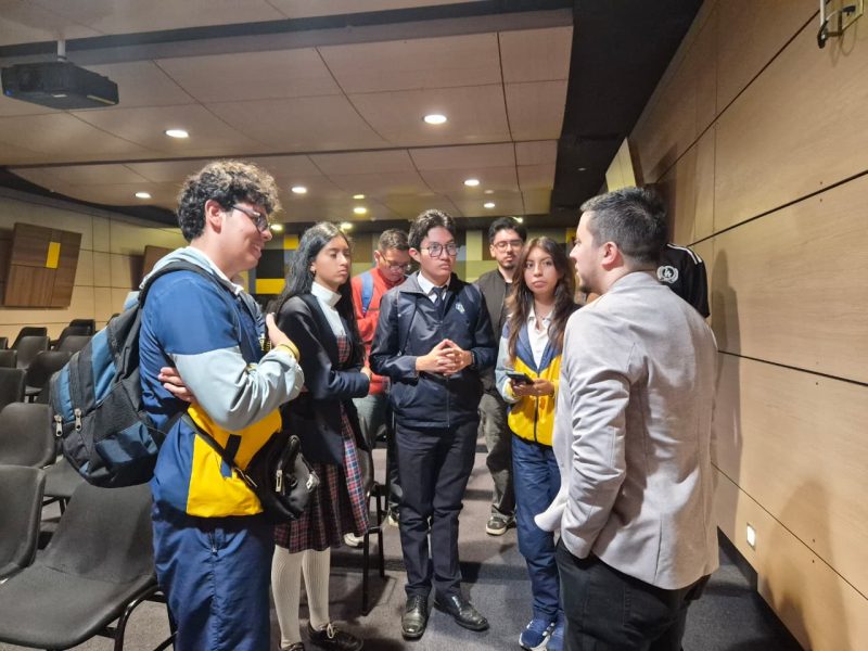 Estudiantes de 10° participaron en la conferencia del Día Mundial de la Realidad Virtual