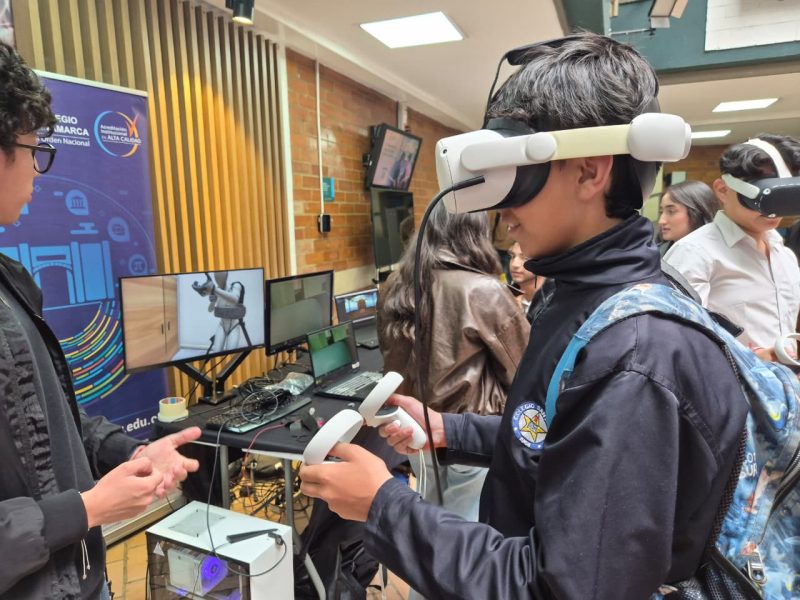 Estudiantes de 10° participaron en la conferencia del Día Mundial de la Realidad Virtual